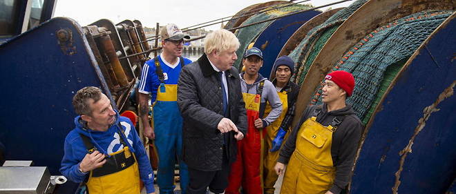 Le Premier ministre Boris Johnson en visite dans le port de peche de Peterhead en Ecosse en septembre 2019.  
