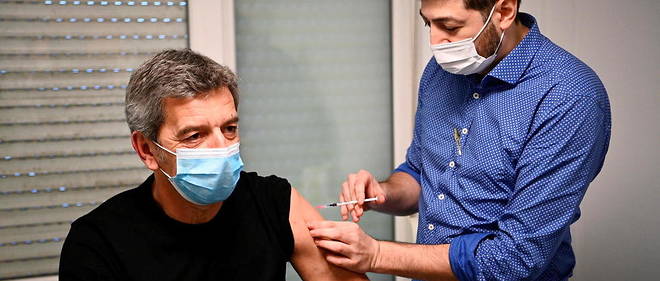 Le medecin et animateur de television Michel Cymes se fait vacciner contre le Covid-19 le 6 janvier 2021, a Aulnay-sous-Bois.

