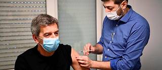 Le médecin et animateur de télévision Michel Cymes se fait vacciner contre le Covid-19 le 6 janvier 2021, à Aulnay-sous-Bois.

