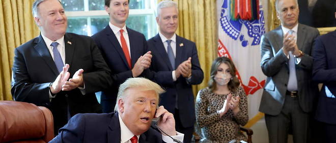 Donald Trump au telephone devant son secretaire d'Etat Mike Pompeo et son gendre Jared Kushner, le 23 octobre 2020.
