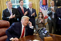 Donald Trump au telephone devant son secretaire d'Etat Mike Pompeo et son gendre Jared Kushner, le 23 octobre 2020.

