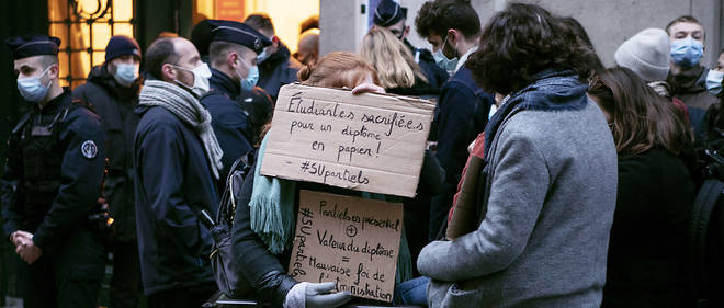 Rassemblement devant la Sorbonne, lundi 4 janvier, contre les examens en presentiel.
