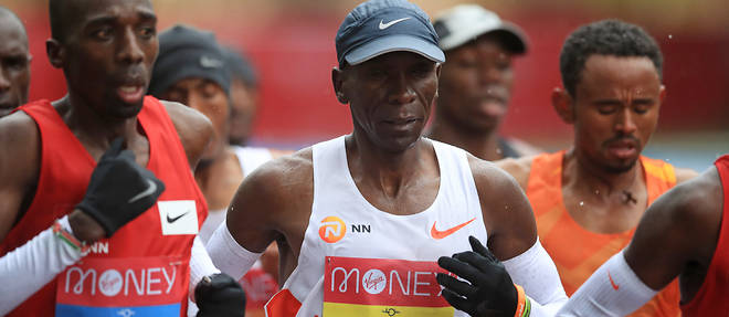 Le Kenyan Eliud Kipchoge est l'une des figures de proue du sport africain. Il est le premier athlete en moins de 2h 02' 00". 
