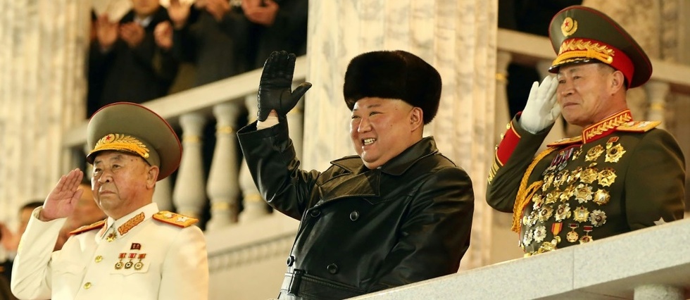 Coree du Nord: parade militaire avec defile d'un missile balistique