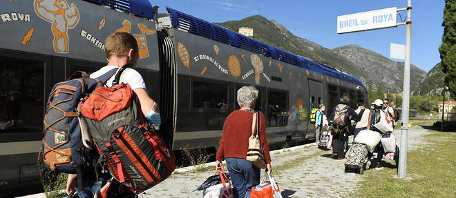 Le train de montagne ne pourra pas atteindre la Haute-Roya, pres de la frontiere italienne, avant le printemps.
