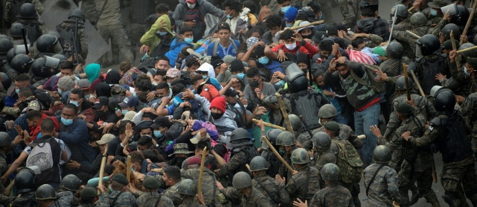 Les migrants honduriens en route vers les Etats-Unis se heurtent a la police guatemalteque