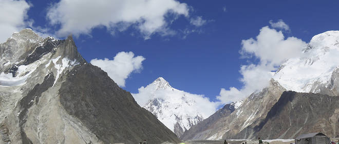 Des porteurs installent des tentes au camp de Concordia, dans le massif du Karakoram,, pres du K2, en aout 2019.
