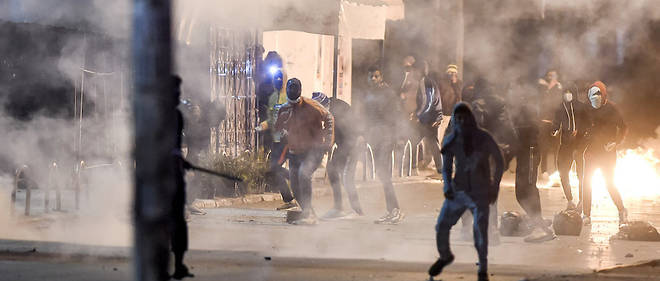 Des dizaines de jeunes ont ete arretes pour des troubles, apres avoir brave le confinement instaure pour lutter contre le Covid-19 en Tunisie.
