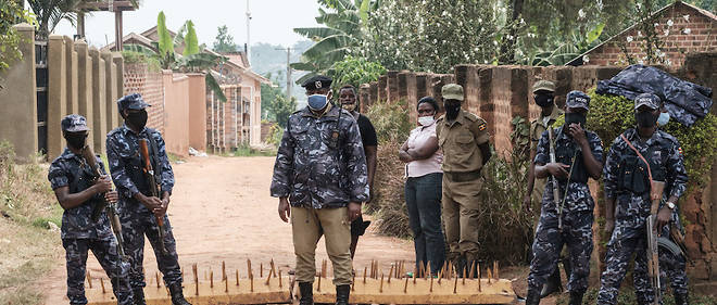 Soldats et policiers montent la garde a Magere, quartier de Kampala ou reside Bobi Wine, Robert Kyagulanyi de son vrai nom.
