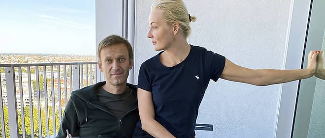 Ioulia Navalnaya et Alexei Navalny  en septembre dernier sur un balcon de l'hopital de la Charite a Berlin.
