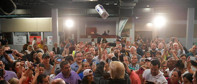Le 3 octobre 2017, Donald Trump lance des rouleaux d'essuie-tout aux sinistres de l'ouragan Maria a Porto Rico.  
