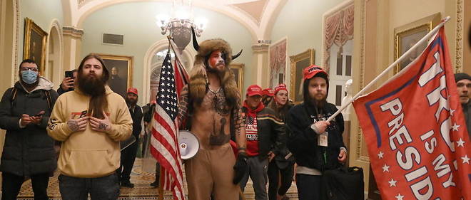 Des partisans de Donald Trump dans le Capitole, le 6 janvier 2021.  
