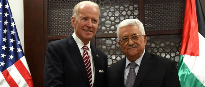Le president de l'Autorite palestinienne Mahmoud Abbas, ici aux cotes de Joe Biden, alors vice-president des Etats-Unis a Ramallah en mars 2016, met tout en oeuvre pour s'attirer les graces du nouveau president americain, apres quatre annees de souffrance sous Donald Trump.
