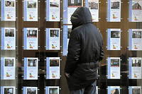 Un homme regardant les annonces immobilieres à Lille en 2012.
