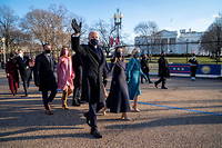 Joe Biden, son épouse Jill et leur fille Ashley remontent Pennsylvania Avenue juste après la cérémonie d'inauguration au Capitole.
