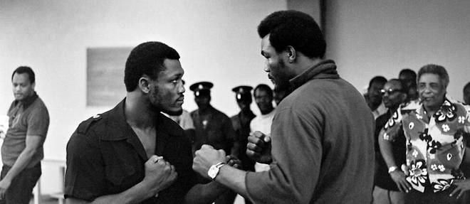 Les poids lourds Joe Frazier (a gauche) et George Foreman le 20 janvier 1973, deux jours avant leur combat pour la couronne mondiale, a Kingston (Jamaique).
