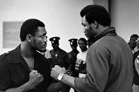 Les poids lourds Joe Frazier (à gauche) et George Foreman le 20 janvier 1973, deux jours avant leur combat pour la couronne mondiale, à Kingston (Jamaïque).

