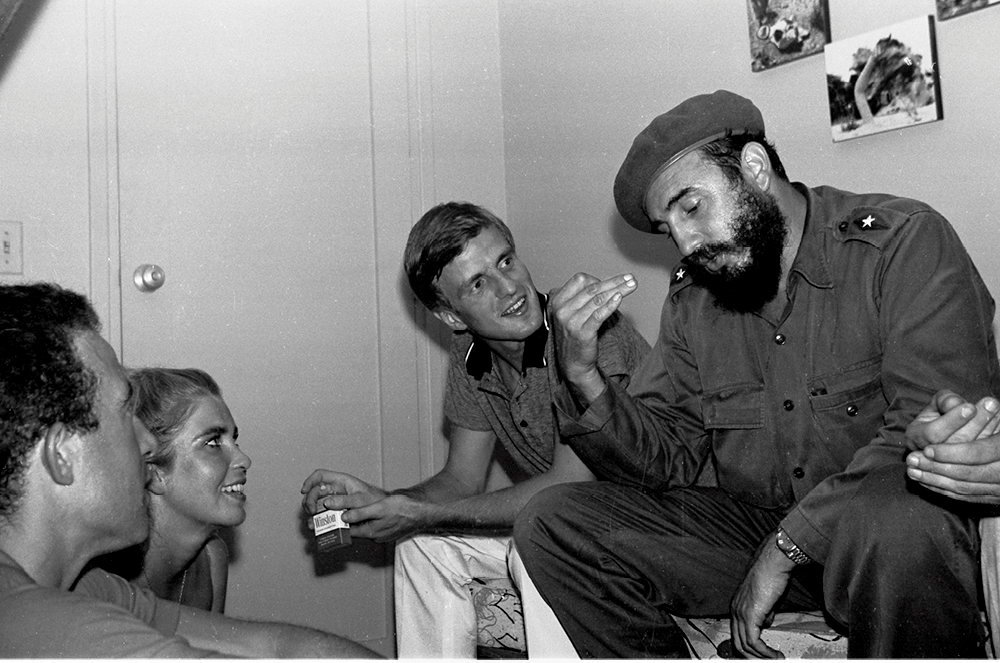 
        Mythologie. En juillet 1964, Bernard Kouchner et Evelyne Pisier sont a Cuba avec Fidel Castro. Vingt ans plus tard, ils seront les archetypes de cette gauche embourgeoisee.
