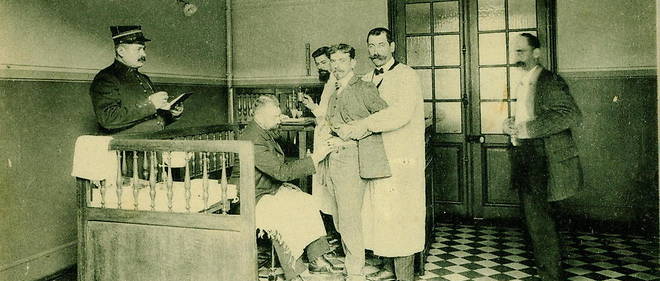 Vaccination d'un homme contre la rage a l'Institut Pasteur vers 1910. 
