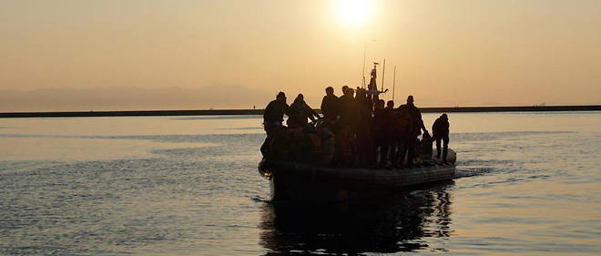 Arrivee de migrants a bord d'une embarcation de fortune pres d'une patrouille de Frontex au large de l'ile grecque de Lesbos.  
