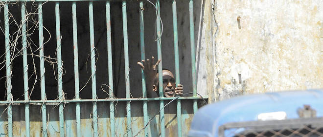 Amnesty International et Human Rights Watch denoncent regulierement les atteintes aux droits humains commises selon elles par les autorites guineennes. Ces dernieres les accusent de parti pris.

