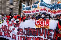 Entre l'Assembl&eacute;e nationale et le Medef, manifestation &agrave; Paris contre les licenciements