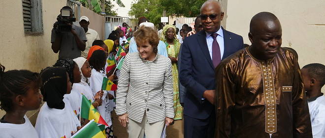 Plus de 500 millions de dollars ont ete debloques par le Partenariat mondial pour l'education avec ici son vice-president, l'ex-ministre senegalais de l'Education, Serigne Mbaye Thiam (2e a droite), et sa directrice generale, Alice Albright (1ere a gauche), lors d'une visite d'ecole au Senegal.
