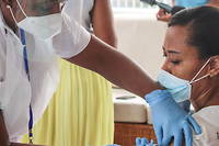 Les Seychelles rouvrent leurs portes aux touristes&hellip; vaccin&eacute;s