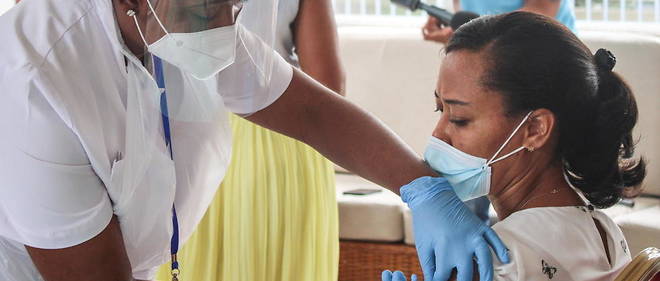 Une injection du vaccin chinois Sinopharm dans un hopital des Seychelles.
