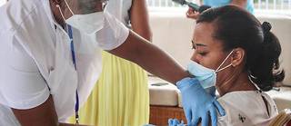 Une injection du vaccin chinois Sinopharm dans un hôpital des Seychelles.
