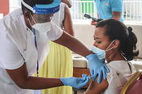 Une injection du vaccin chinois Sinopharm dans un hôpital des Seychelles.
