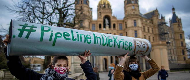 Des Allemands opposes au projet de gazoduc Nord Stream 2 manifestent a Berlin le 22 janvier 2021.
