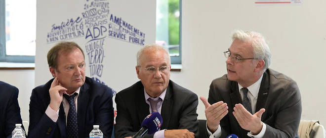 Reunion a la Bourse du travail de Saint-Denis sur le referendum contre la privatisation d'ADP qui s'est tenue en presence des deputes Stephane Peu (Seine-Saint-Denis), Gilles Carrez (Val-de-Marne) et Francois Cornut-Gentille (Haute-Marne) en juin 2019.
