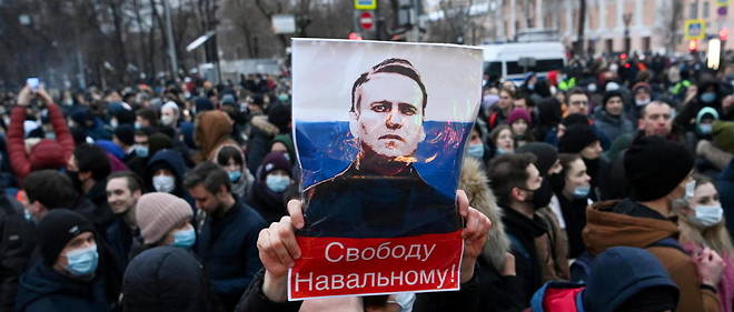 Un portrait de l'opposant russe Navalny est brandi lors d'une manifestation a Moscou, le 23 janvier 2021.
