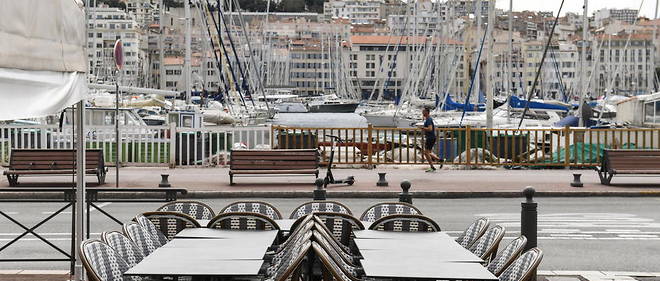 Tables de restaurant a Marseille.
