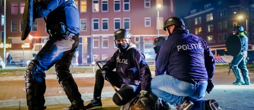 Pays-Bas: pres de 200 personnes arretees apres une nouvelle nuit d'emeutes