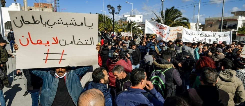 Tunisie: vote sous tension au Parlement, nouvelle manifestation