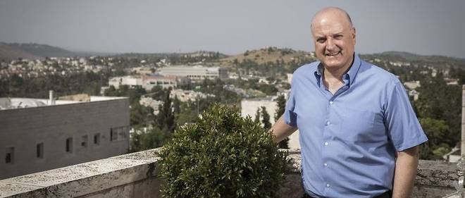 Ex-ambassadeur d'Israel en Egypte, David Govrin, est le nouveau charge d'affaires israelien au Maroc. On le voit ici devant sa maison de Mevaseret Zion, pres de Jerusalem, le 5 juin 2016. 
