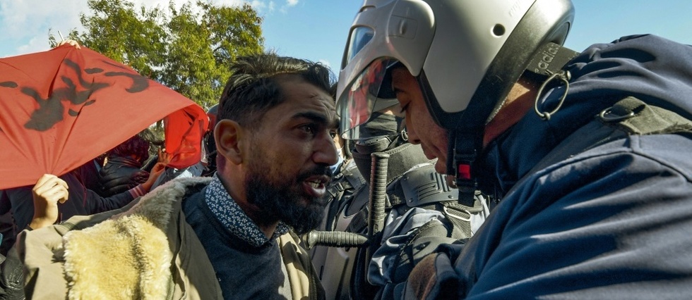 Des centaines de Tunisiens manifestent pres du Parlement barricade