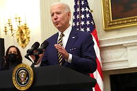 Le nouveau president americain, Joe Biden, le 22 janvier, a la Maison-Blanche. Avec, en arriere-plan, sa vice-presidente, Kamala Harris.
