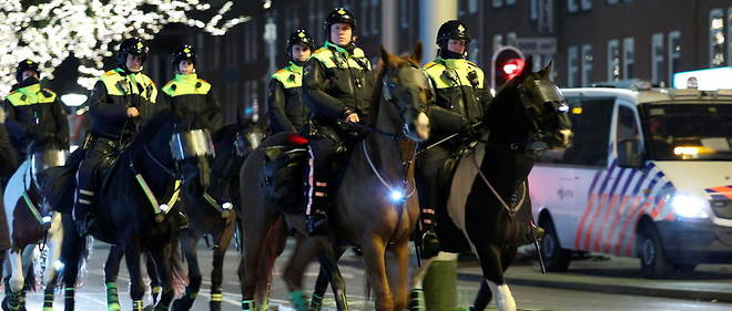 Des policiers patrouillent a Rotterdam, mardi 26 janvier, afin de prevenir d'eventuelles emeutes contre le couvre-feu (Illustration.)
