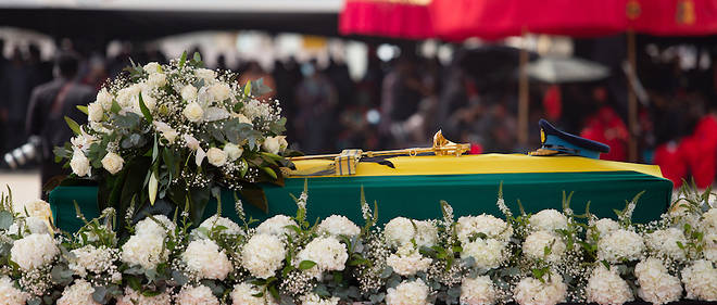 L'ancien dirigeant ghaneen Jerry John Rawlings a ete enterre ce mercredi 27 janvier avec tous les honneurs militaires apres des funerailles nationales auxquelles ont assiste des representants de dirigeants mondiaux.
