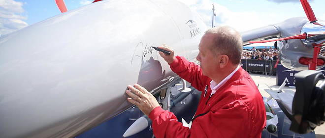 Le president turc Recep Tayyip Erdogan pose sa signature sur un drone turc, en septembre 2019 a Istanbul.
Le president turc Recep Tayyip Erdogan pose sa signature sur un drone turc, en septembre 2019 a Istanbul.