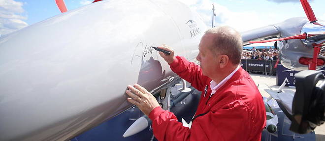 Le president turc Recep Tayyip Erdogan pose sa signature sur un drone turc, en septembre 2019 a Istanbul.
