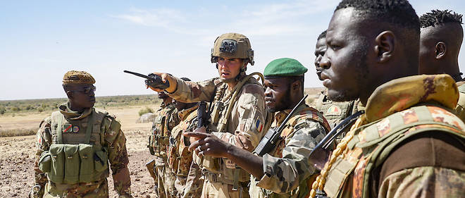 Sur le terrain, les soldats francais de la force Barkhane et les soldats maliens font des operations mixtes comme ici dans le cadre d'Eclipse en janvier 2021. 
