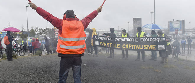 Le 3 octobre 2020, des manifestants reclament une reduction du trafic aerien envisage a l'aeroport de Nantes-Atlantique.
