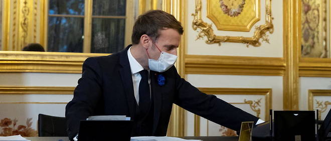 Emmanuel Macron dans son bureau du palais de l'Elysee, le 10 novembre 2020.
