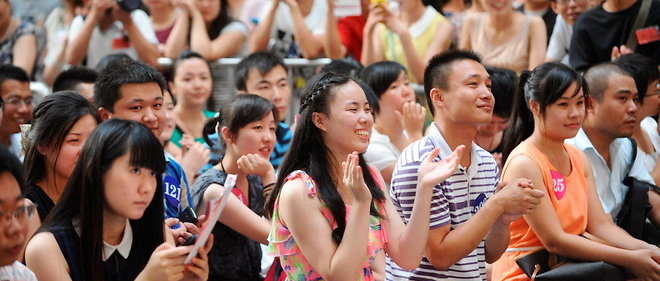 Alors que des couples celebrent le Festival Qixi, le 13 aout 2013, des millions de femmes sont confrontees a des choix matrimoniaux difficiles. Le terme << shengnv >>, qui signifie << femmes restantes >>, a ete invente pour designer les femmes professionnelles qui ne se sont pas mariees avant la fin de la vingtaine. 
