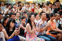 Alors que des couples célèbrent le Festival Qixi, le 13 août 2013, des millions de femmes sont confrontées à des choix matrimoniaux difficiles. Le terme « shengnv », qui signifie « femmes restantes », a été inventé pour désigner les femmes professionnelles qui ne se sont pas mariées avant la fin de la vingtaine. 
