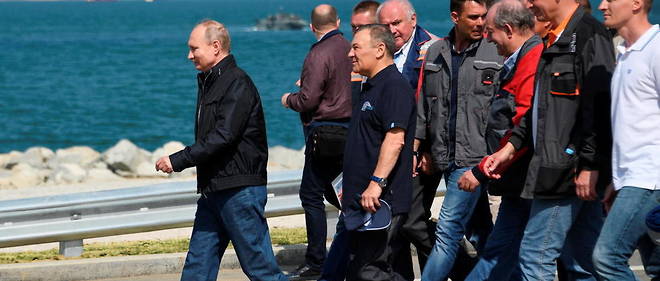 15 mai 2018. Le president russe Vladimir Poutine traverse le pont qui relie la Crimee devant son ami et partenaire Arkady Rotenberg.
